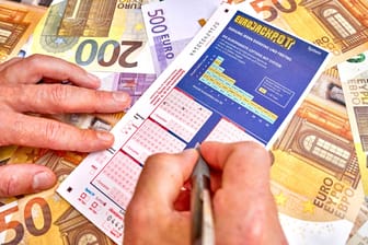 Spieler füllt einen Schein des Eurojackpot aus.