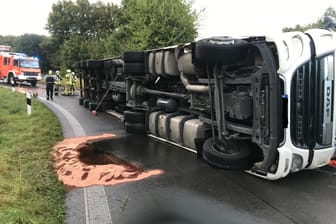 Verunglückter Lkw an der A2: Die Sperrung des Zubringers soll noch bis in die Morgenstunden andauern.