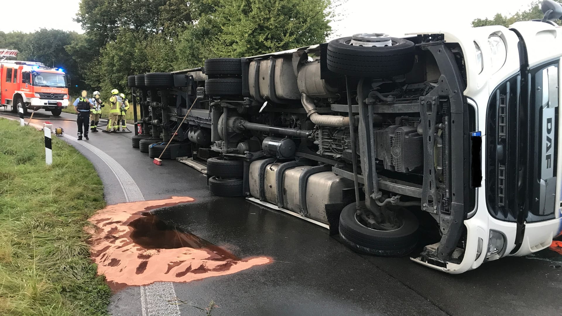 Verunglückter Lkw an der A2: Die Sperrung des Zubringers soll noch bis in die Morgenstunden andauern.