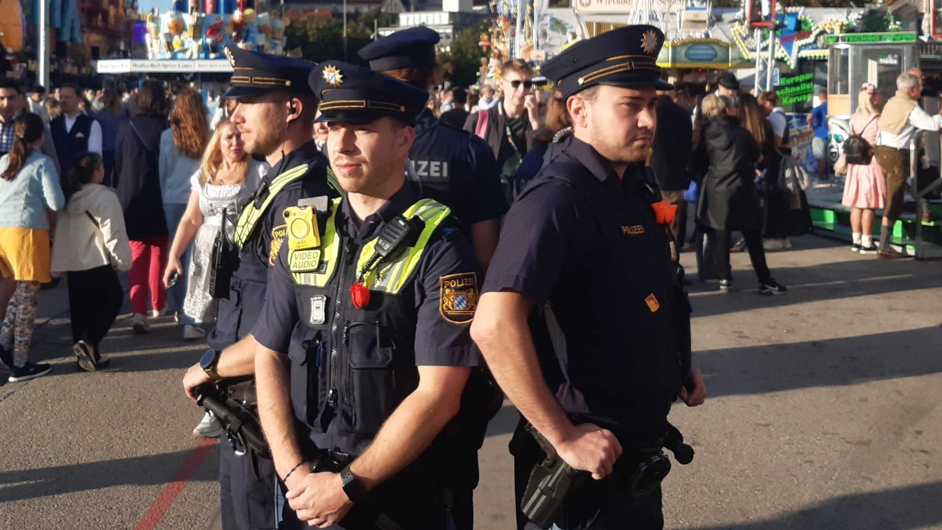 Die Streife steht Rücken an Rücken: Wenn die Polizisten halten und nichts anderes anliegt, sollen sie immer alle Richtungen im Blick behalten.