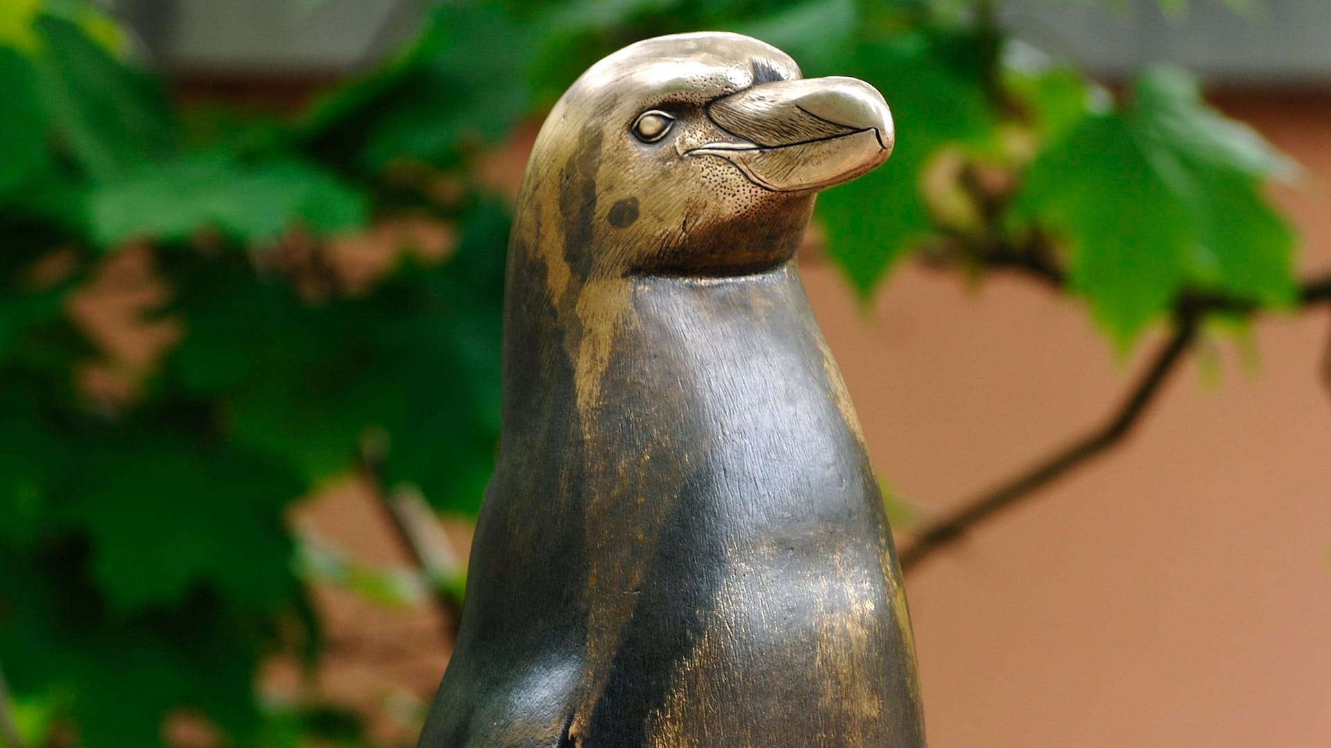 Eine Pinguin-Bronzeskulptur (Symbolbild): Aktuell lagert die Stadt Köln die Figur ein.