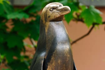 Eine Pinguin-Bronzeskulptur (Symbolbild): Aktuell lagert die Stadt Köln die Figur ein.