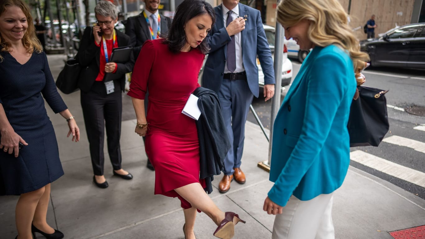 New York: Annalena Baerbock zeigt ihren Schuh vor einem bilateralen Gespräch mit ihrer Amtskollegin aus Kanada, Melanie Joly.