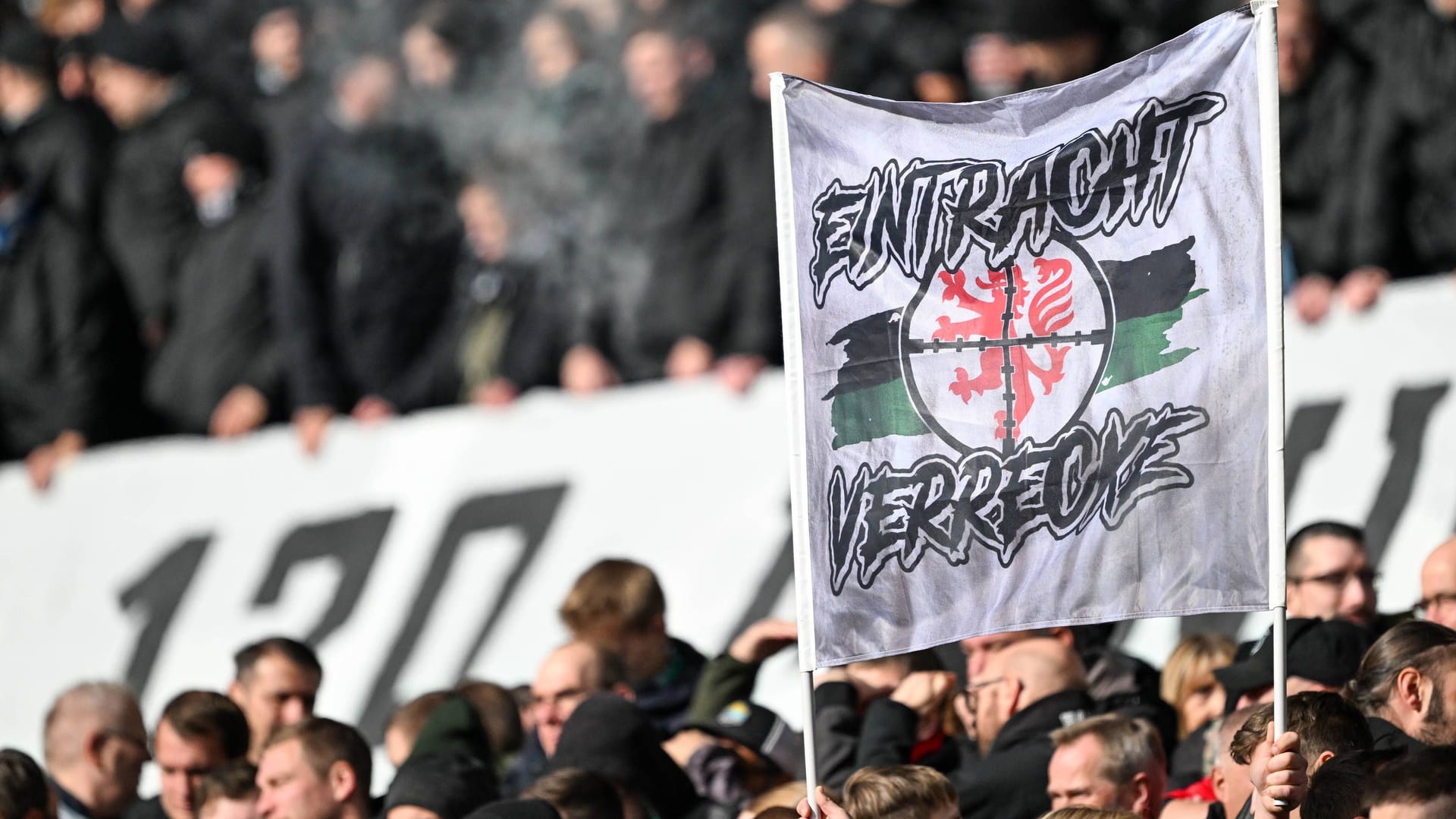 "Eintracht verrecke" (Archivbild): Die Fans aus Hannover und Braunschweig führen eine erbitterte Feindschaft.