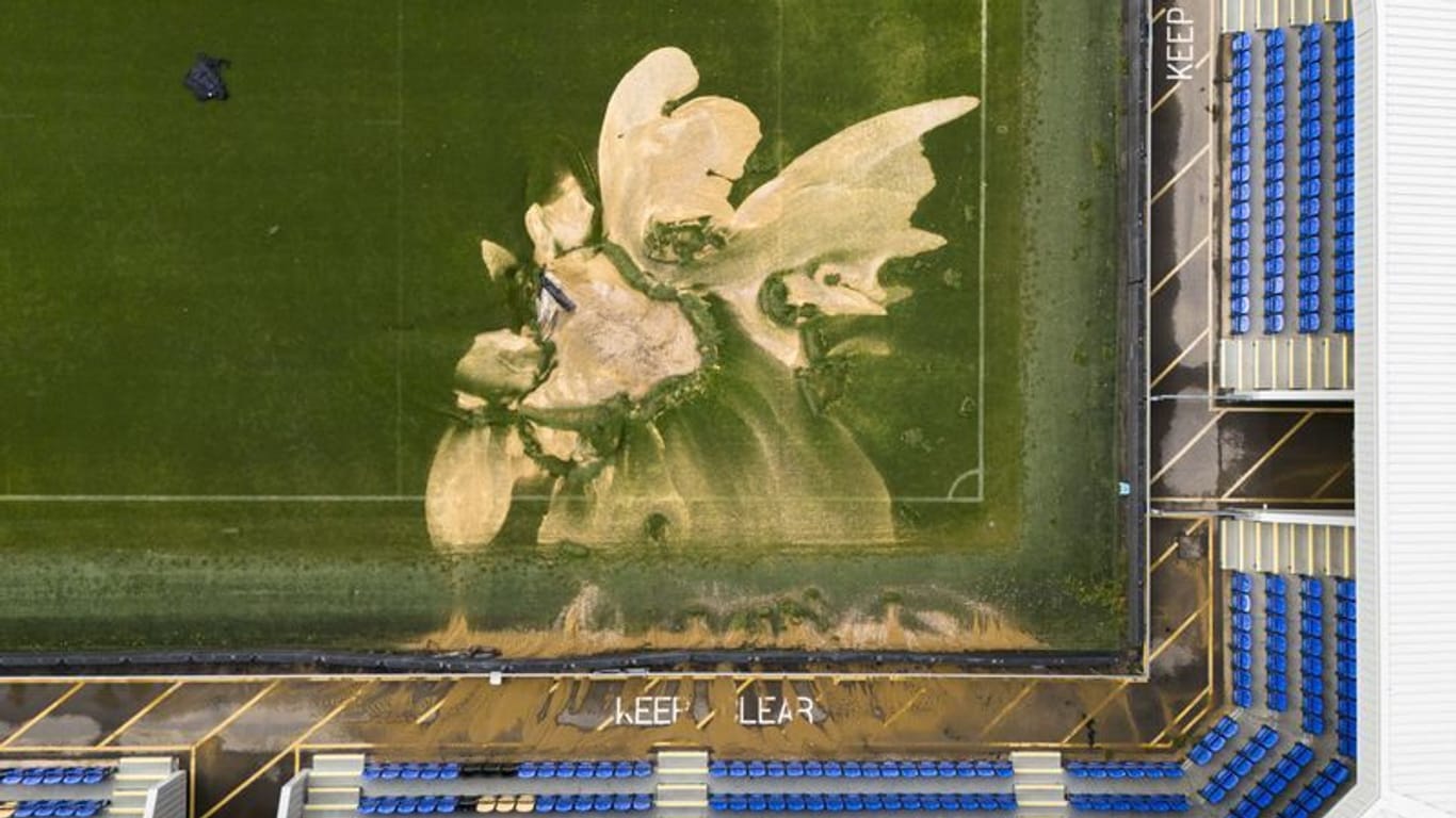 Ein Sinkloch auf dem Spielfeld im Cherry Red Records Stadium: Der Platz im Stadion des AFC Wimbledon ist nach der Überschwemmung stark beschädigt.