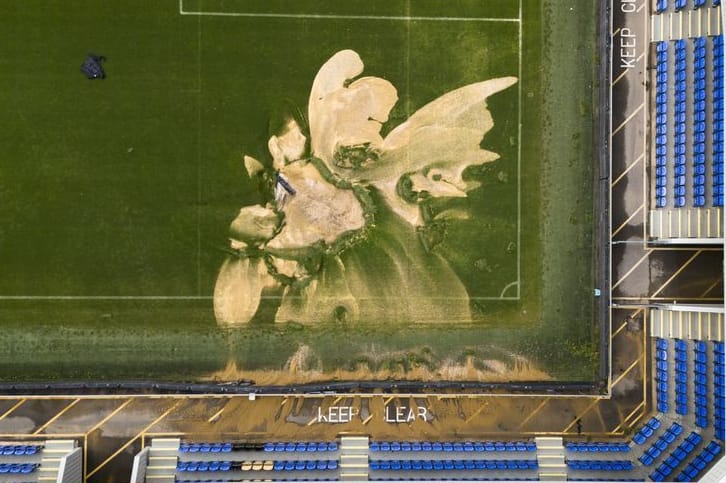 Ein Sinkloch auf dem Spielfeld im Cherry Red Records Stadium: Der Platz im Stadion des AFC Wimbledon ist nach der Überschwemmung stark beschädigt.