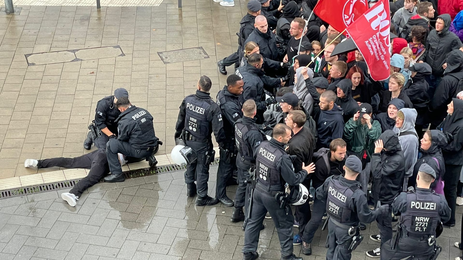 Zugriff: Polizisten fixieren einen Demonstranten.