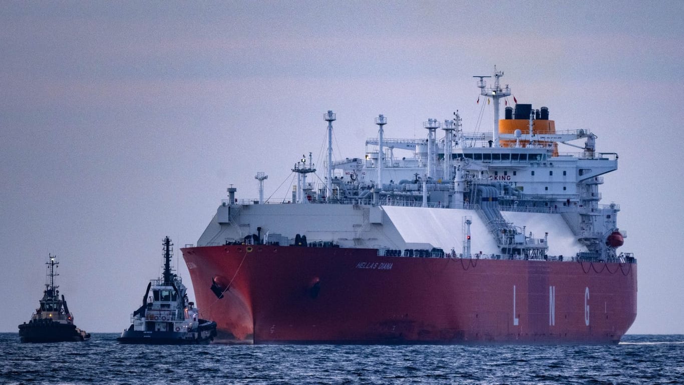 Die "Hellas Diana"auf dem Weg nach Rügen (Archivbild): In der vergangenen Woche entlud der Tanker Flüssigerdgas am Terminal.