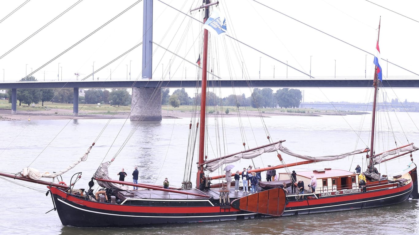 Als eines der letzten Segelfrachtschiffe, die den Rhein befuhren, wurde der Zweimaster bis in die Details seines Erbauungsjahres 1875 restauriert.