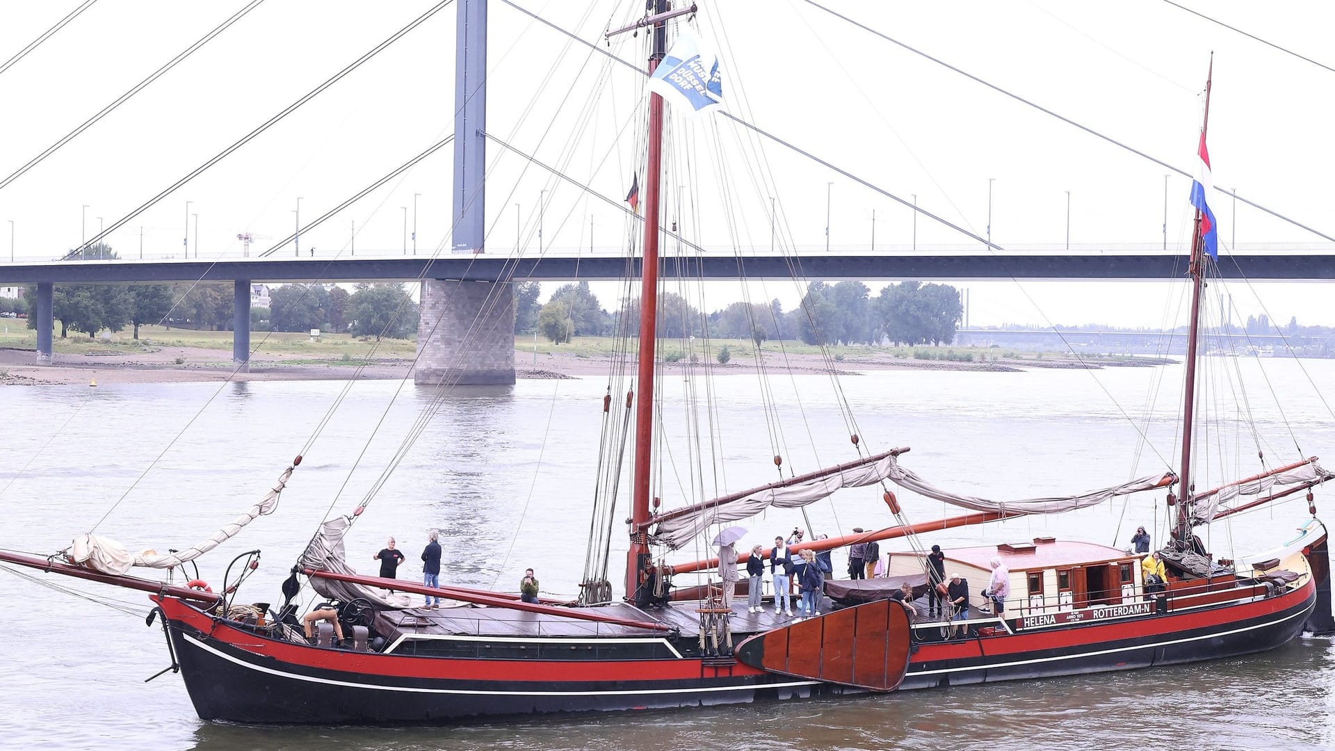 Als eines der letzten Segelfrachtschiffe, die den Rhein befuhren, wurde der Zweimaster bis in die Details seines Erbauungsjahres 1875 restauriert.