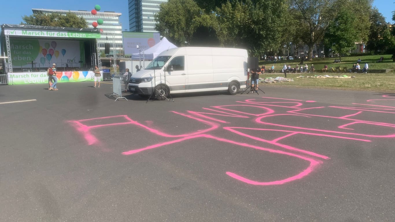 Gemalter Gegenprotest vor der Bühne der Veranstaltung "Marsch für das Leben"