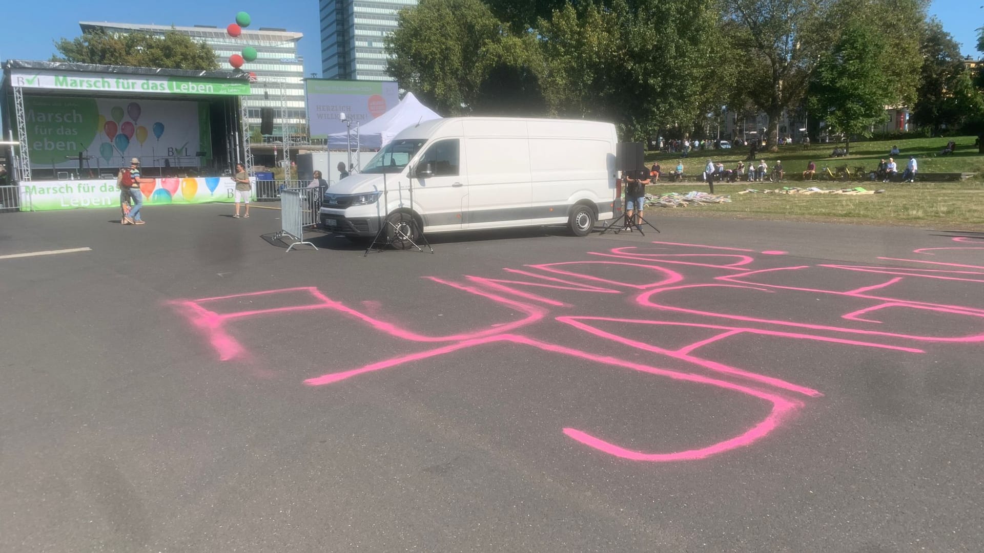 Gemalter Gegenprotest vor der Bühne der Veranstaltung "Marsch für das Leben"