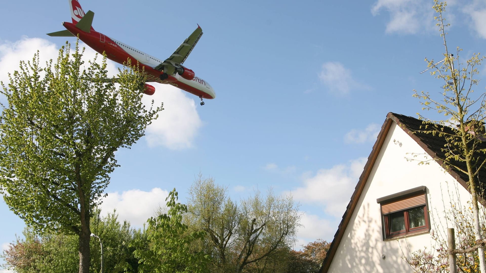 Flugzeug fliegt über Haus (Symbolbild): Während der Wartungsarbeiten wird der Flugverkehr umgeleitet.