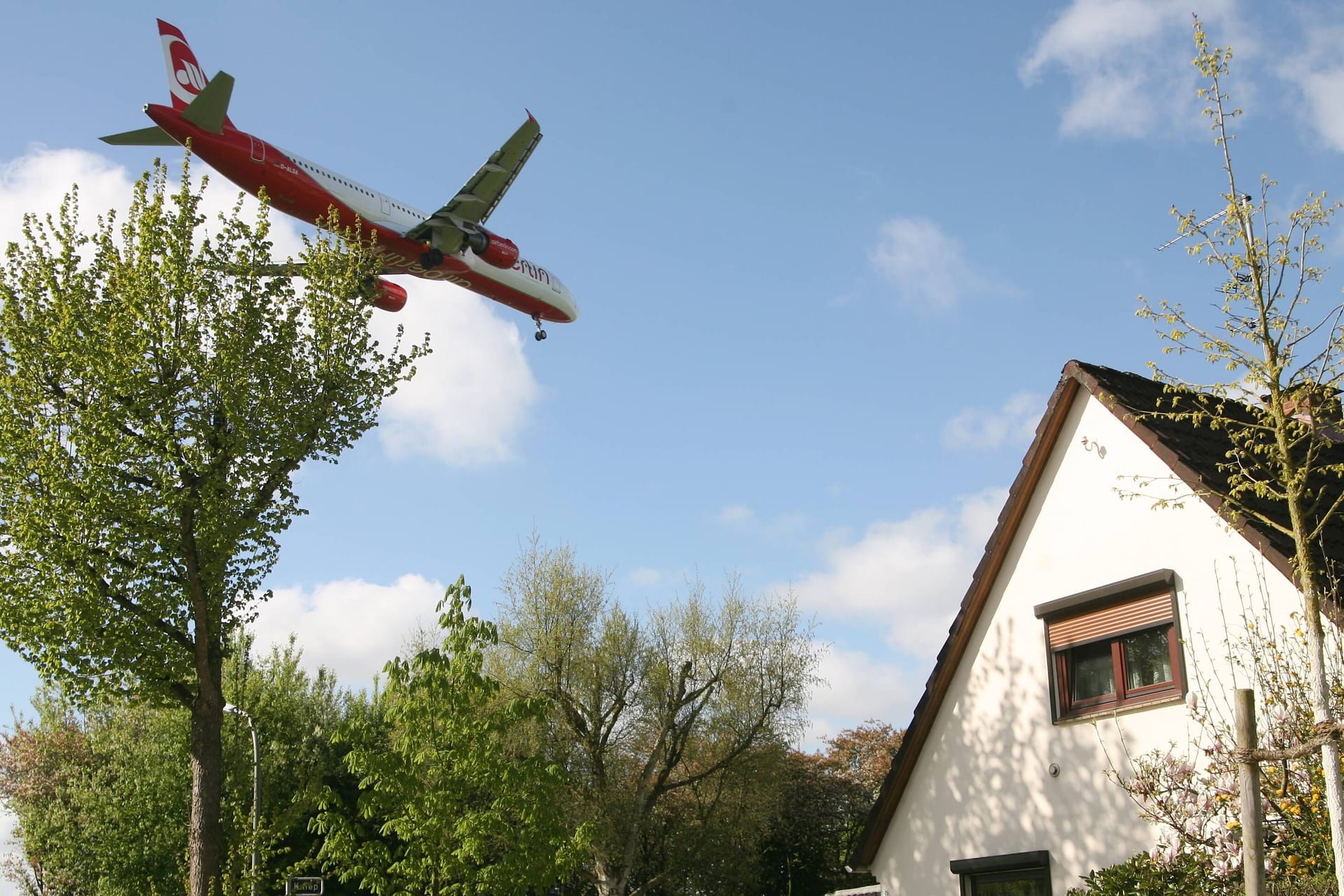 Flugzeug fliegt über Haus (Symbolbild): Während der Wartungsarbeiten wird der Flugverkehr umgeleitet.