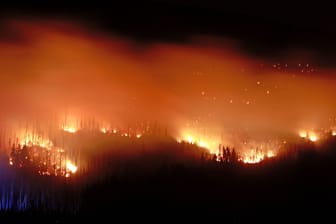 Flammen am Königsberg im Harz: Der Brand ist immer noch außer Kontrolle.