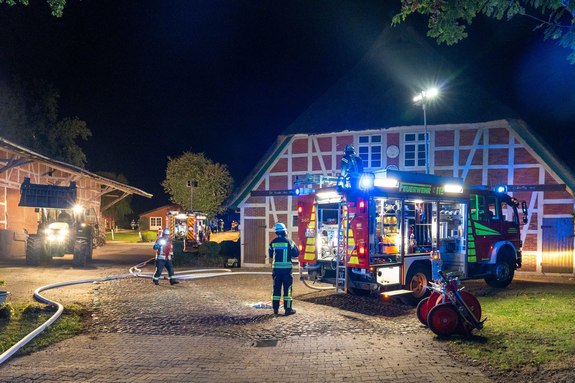 Die Einsatzkräfte konnten mehrere Pferde retten.