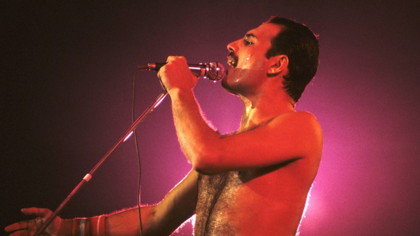 Freddie Mercury, der Frontmann der Band Queen, bei einem Konzert der Works-Tour im Londoner Wembley-Stadion 1984.