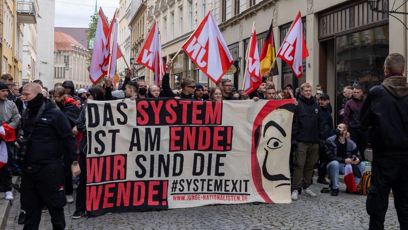 Görlitz: Teilnehmer der Gegendemonstration zum Christopher Street Day schwenken Fahnen der Jugendorganisation der rechtsextremen Partei "Die Heimat" (früher NPD).