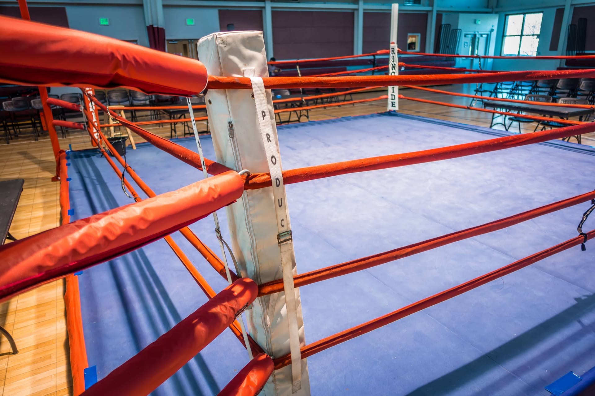 Ein leerer Boxring (Symbolbild): Ein Amateurboxer ist an den Folgen einer Verletzung gestorben.