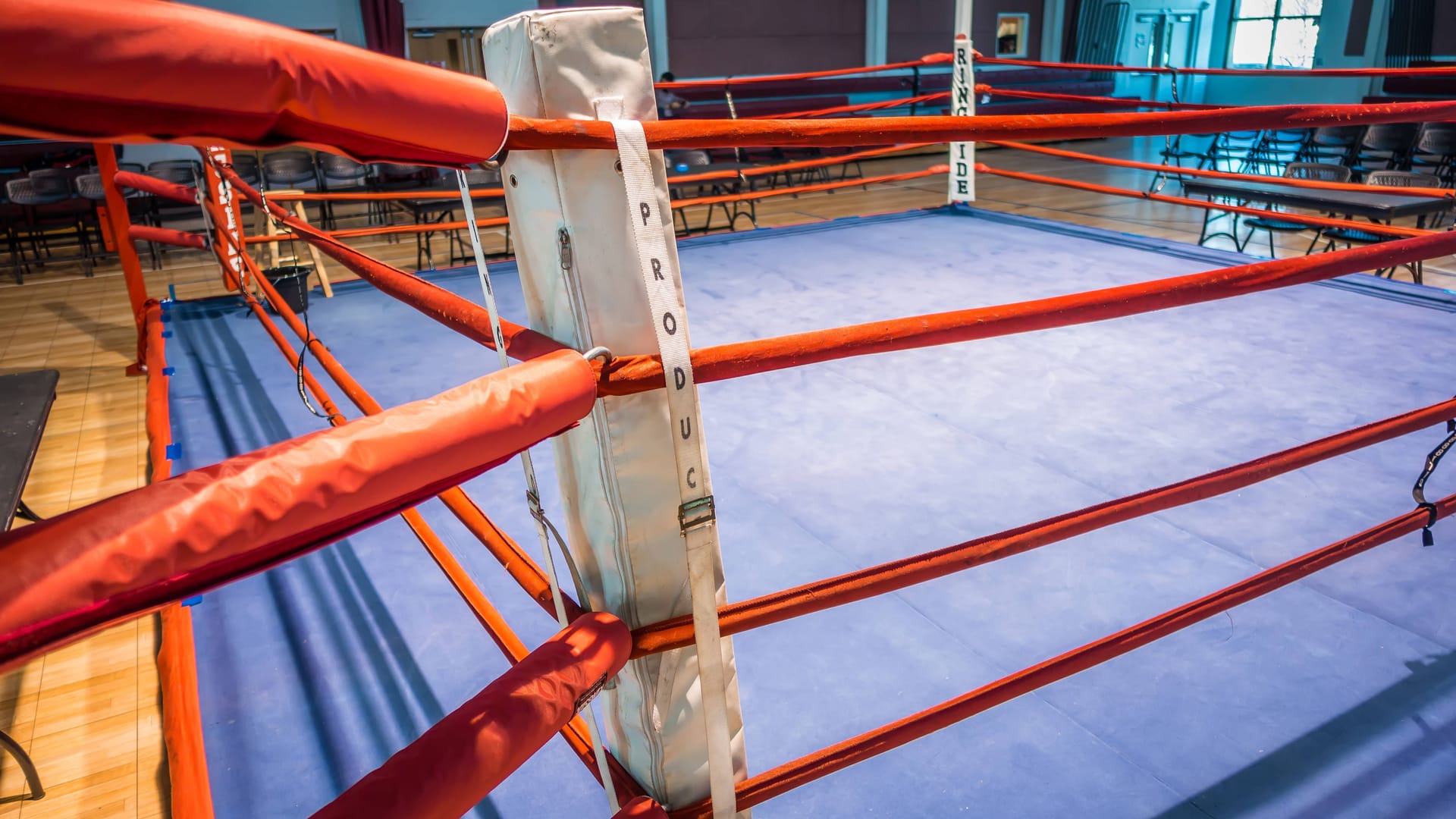 Ein leerer Boxring (Symbolbild): Ein Amateurboxer ist an den Folgen einer Verletzung gestorben.