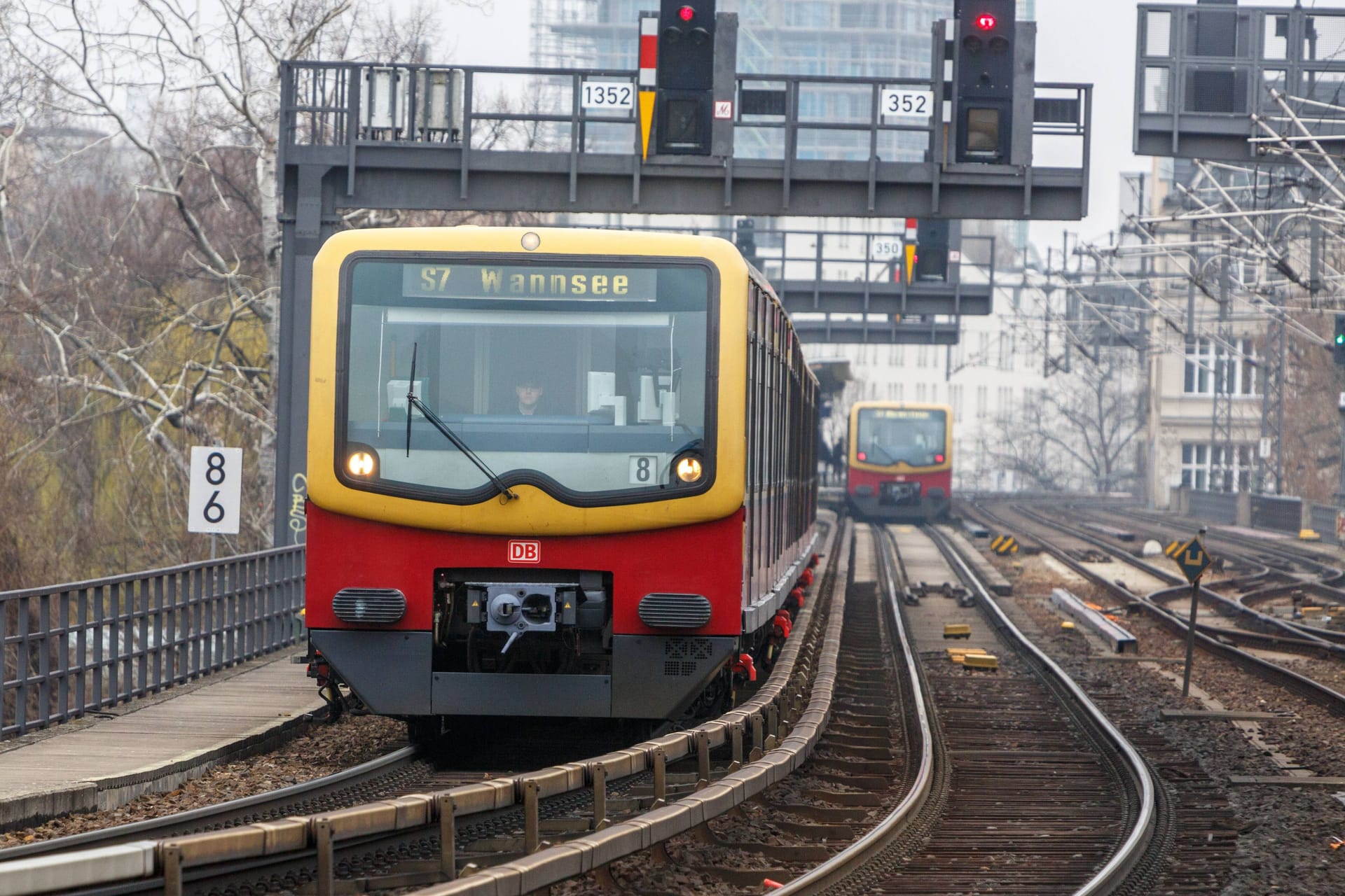 S7 in Richtung Wannsee (Archivbild): In Berlin kommt es im ÖPNV zu Verspätungen.