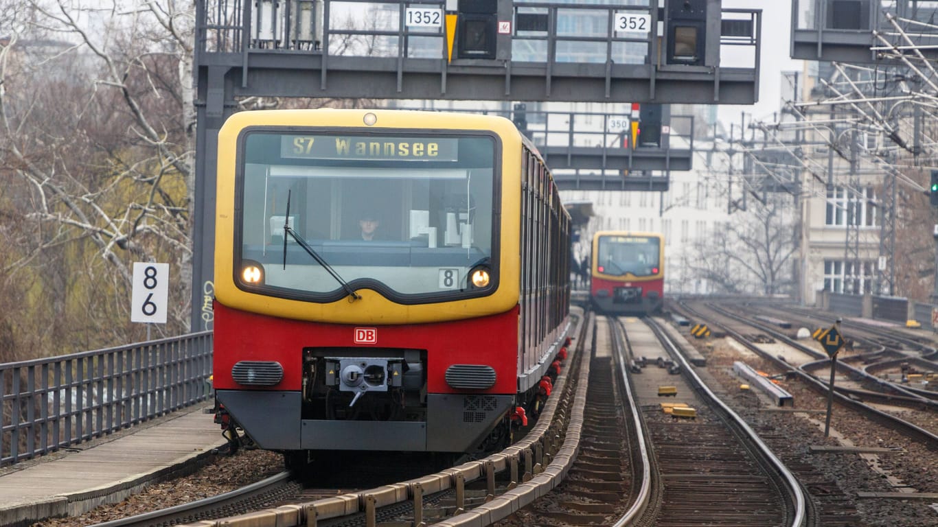 S7 in Richtung Wannsee (Archivbild): In Berlin kommt es im ÖPNV zu Verspätungen.