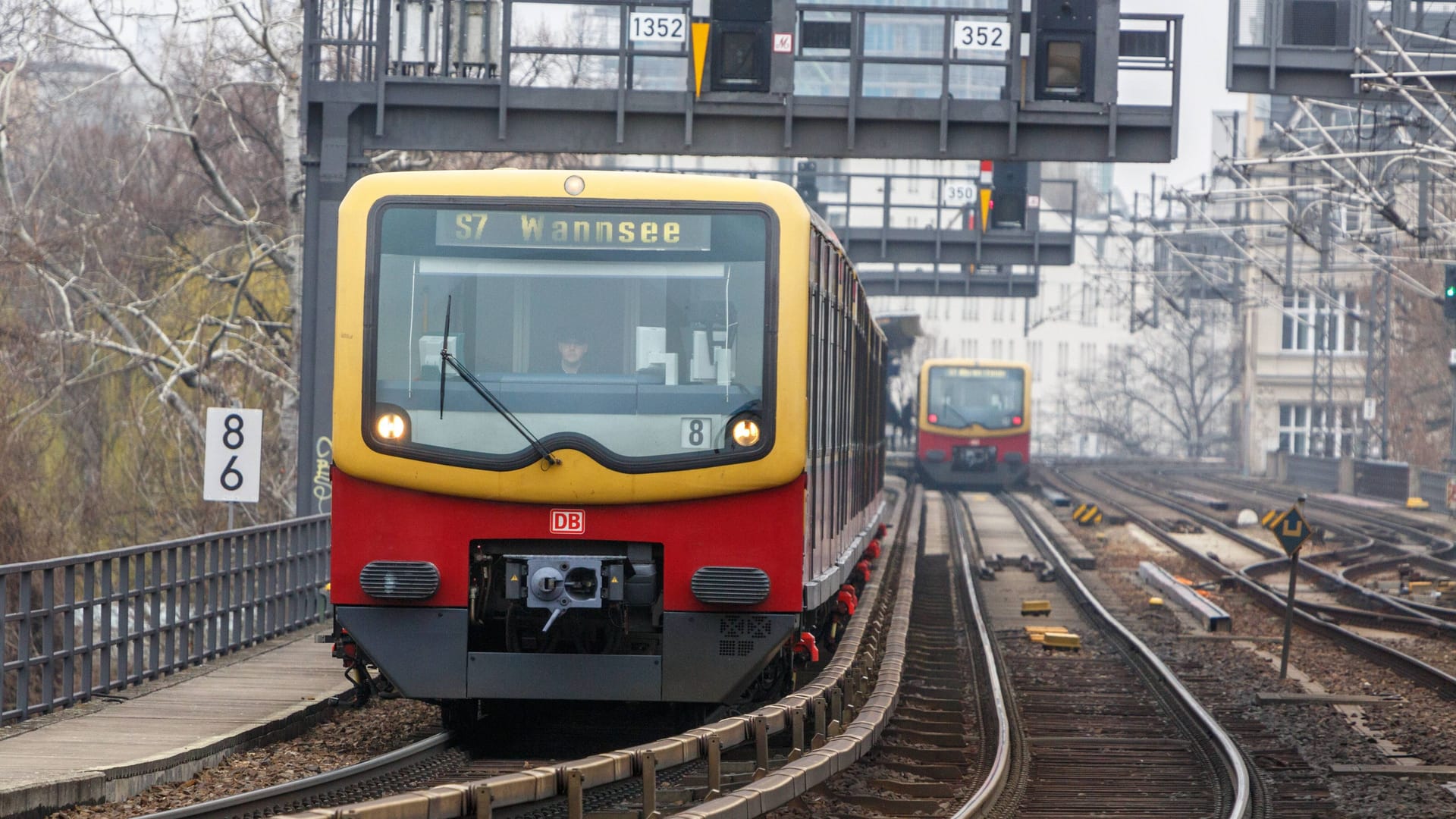 S7 in Richtung Wannsee (Archivbild): In Berlin kommt es im ÖPNV zu Verspätungen.