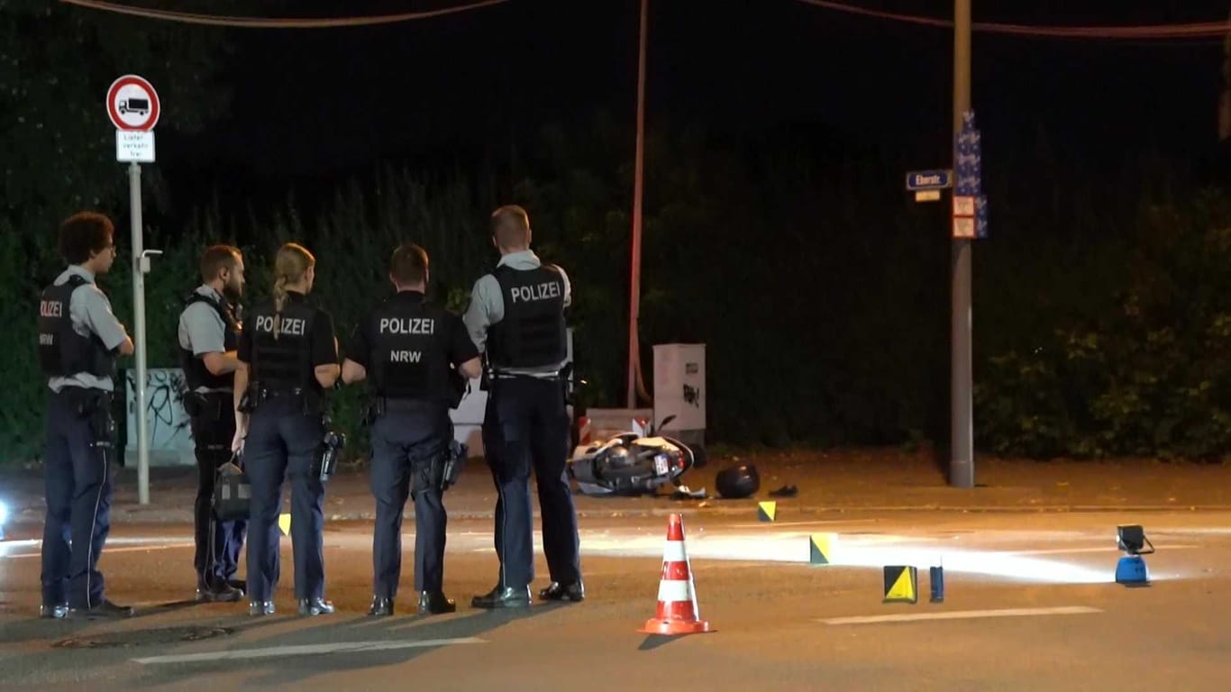 Einsatzkräfte am Sonntagabend auf der Burgholzstraße: Ein Fahrer flüchtete nach einem schweren Unfall.