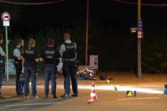 Einsatzkräfte am Sonntagabend auf der Burgholzstraße: Ein Fahrer flüchtete nach einem schweren Unfall.