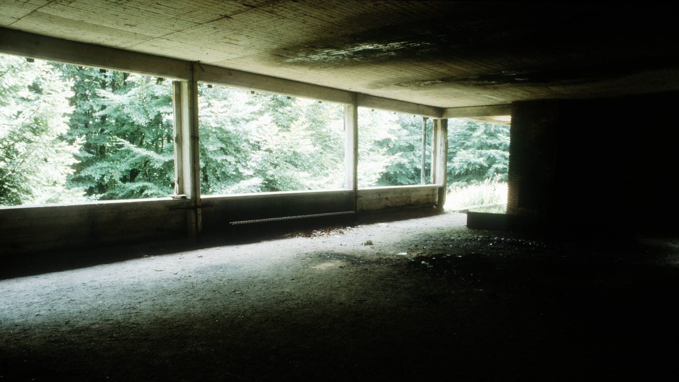 Fenster und Türen fehlen völlig: Der Rohbau der Adenauervilla in der Eifel, auch "Camp Konrad" genannt, verkommt seit den 1950er-Jahren.