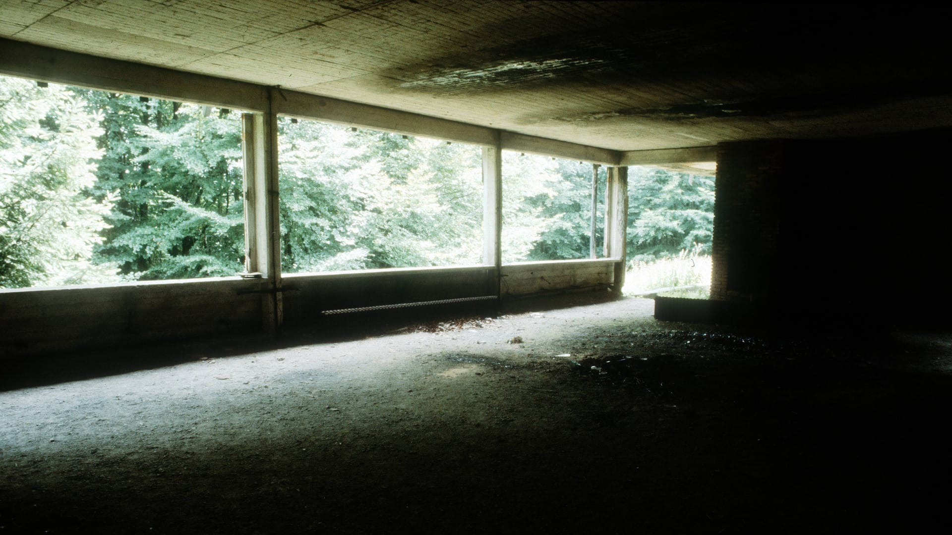 Fenster und Türen fehlen völlig: Der Rohbau der Adenauervilla in der Eifel, auch "Camp Konrad" genannt, verkommt seit den 1950er-Jahren.