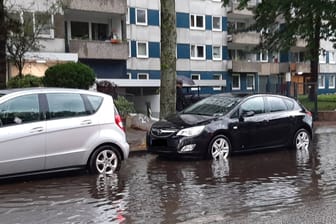 Überfluten Straße nach starkem Regen in Hamburg: In den kommenden Tagen drohen angesichts des Wetters ähnliche Bilder.