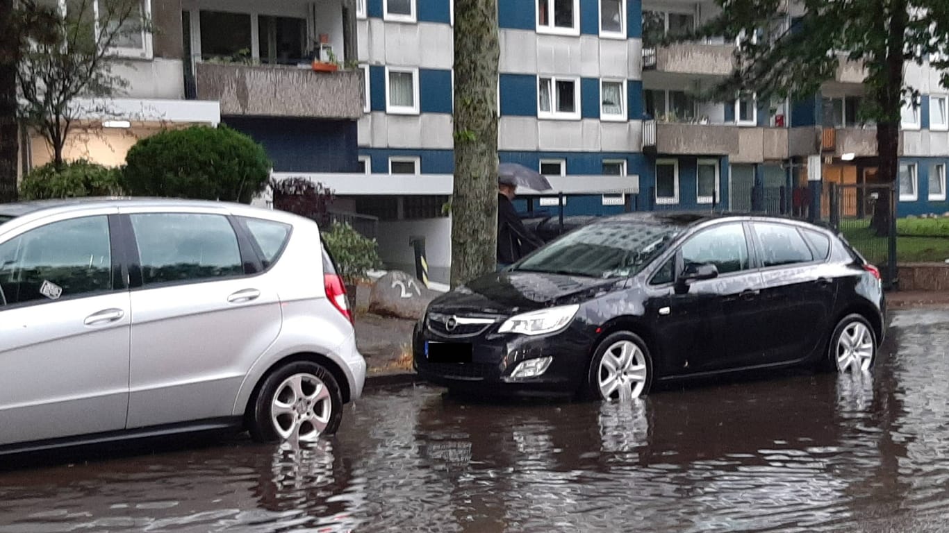 Überfluten Straße nach starkem Regen in Hamburg: In den kommenden Tagen drohen angesichts des Wetters ähnliche Bilder.