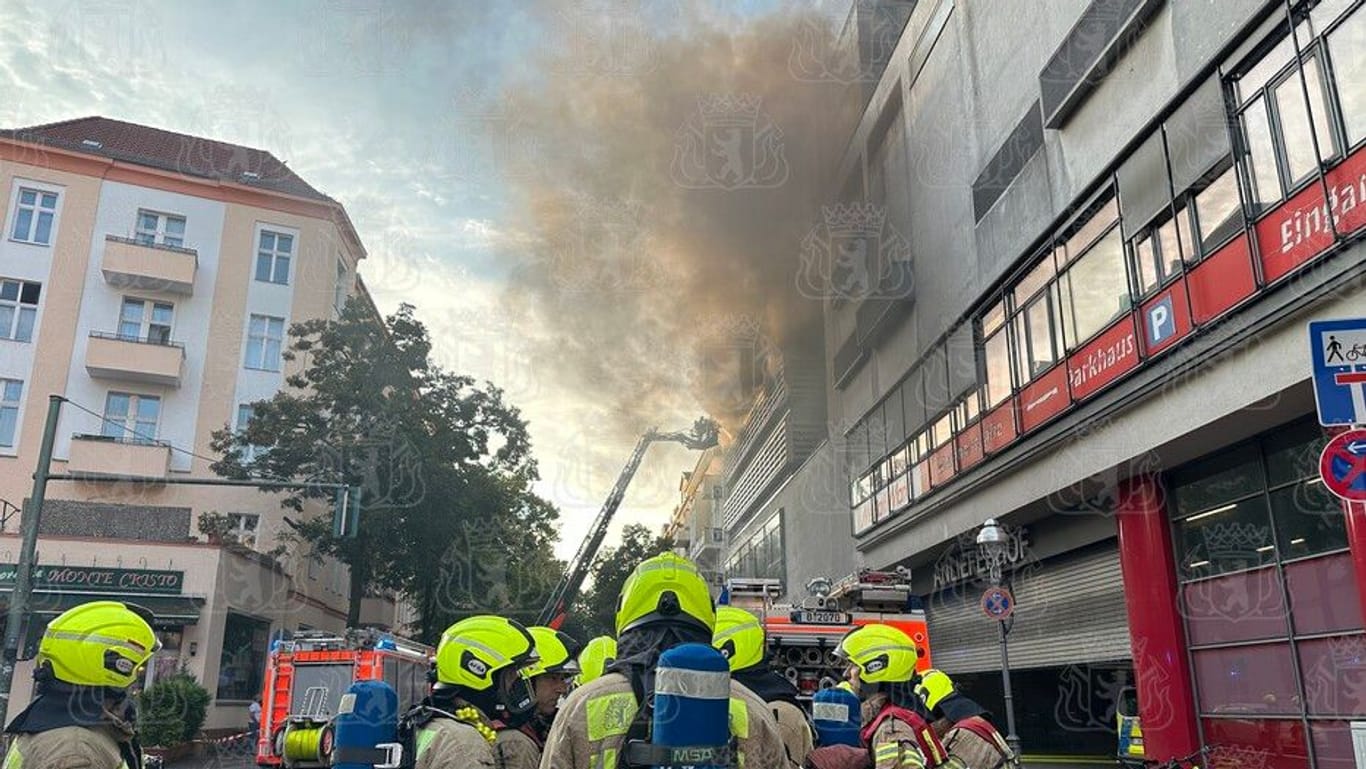 Berlin: Am Montagabend brach in den Neukölln Arcaden ein Feuer aus.