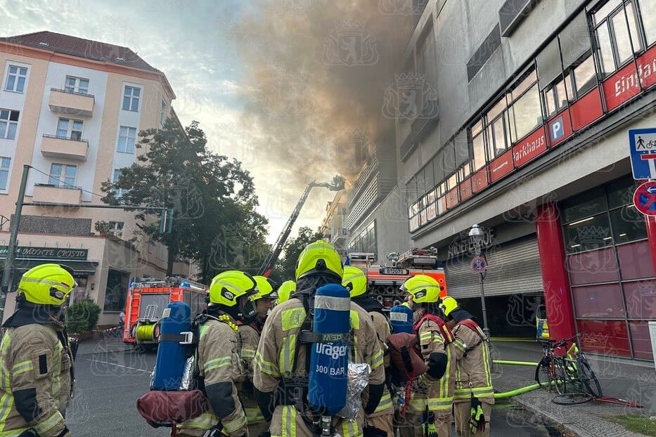 Berlin: Am Montagabend brach in den Neukölln Arcaden ein Feuer aus.