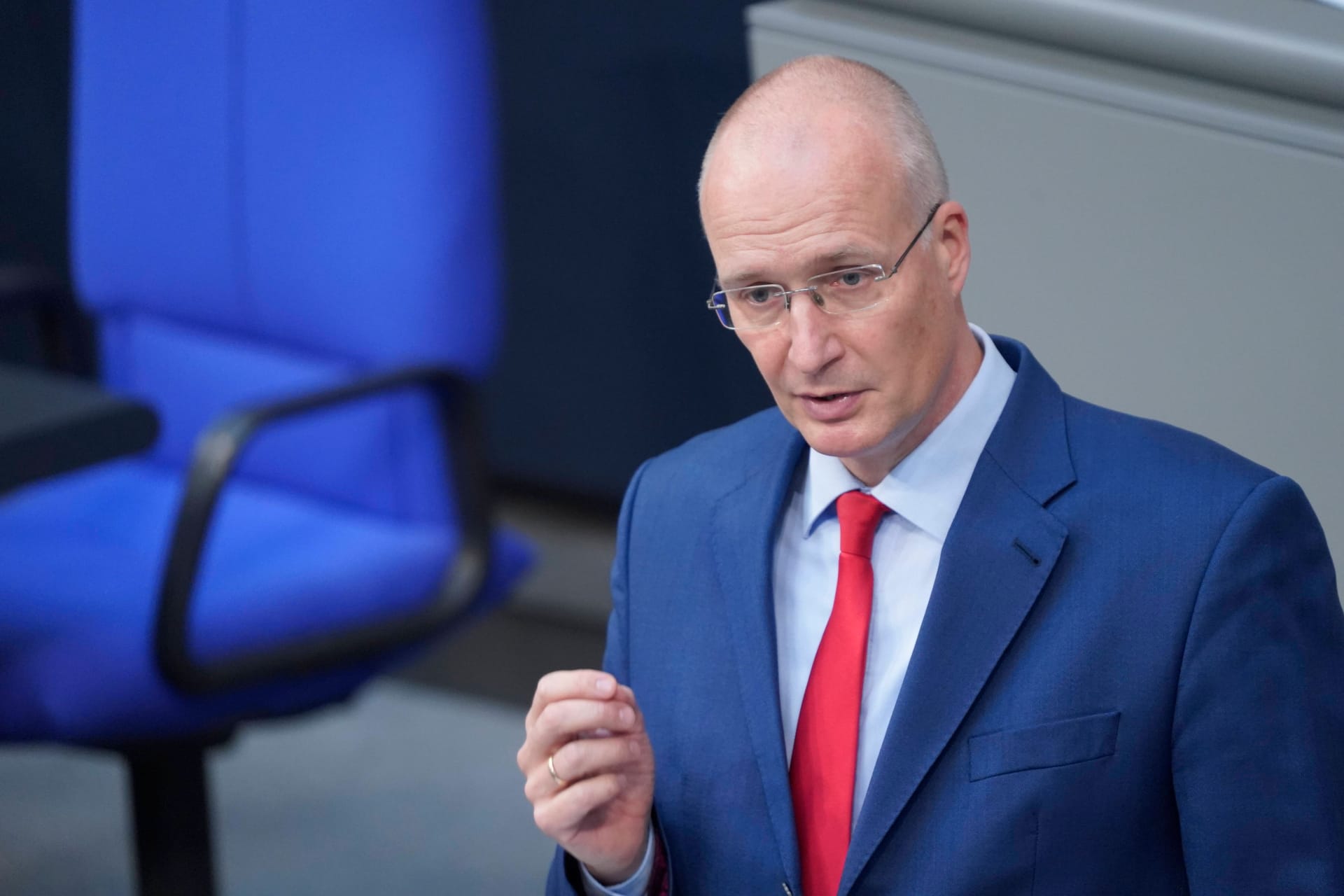 AfD-Politiker Jörn König bei einer Sitzung im Bundestag (Archivbild): Er selbst hat sarkastisch auf die Schmierereien reagiert.