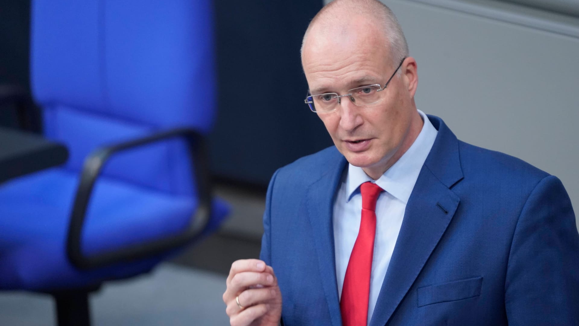 AfD-Politiker Jörn König bei einer Sitzung im Bundestag (Archivbild): Er selbst hat sarkastisch auf die Schmierereien reagiert.