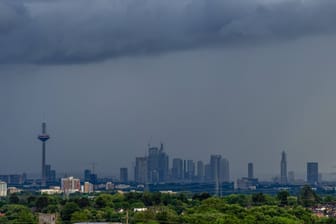 Schauer über Frankfurt (Archivfoto): In mehreren Stadtteilen kam es am Donnerstag zu Überschwemmungen.