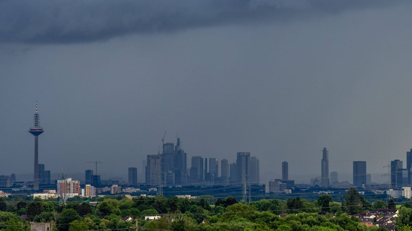 Schauer über Frankfurt (Archivfoto): In mehreren Stadtteilen kam es am Donnerstag zu Überschwemmungen.