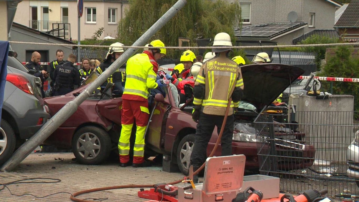 Feuerwehrleute befreien einen Mann aus einem Fahrzeug: Zwei Pkw krachten in Lünen aufeinander.