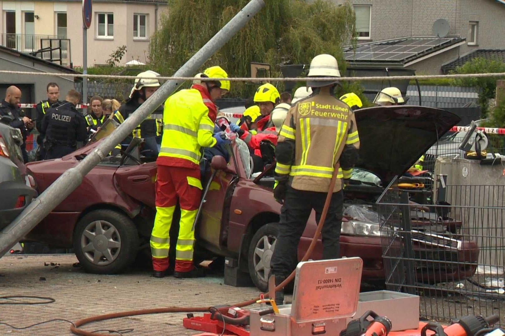 Feuerwehrleute befreien einen Mann aus einem Fahrzeug: Zwei Pkw krachten in Lünen aufeinander.