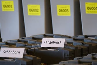 Wahlurnen und Wahlkoffer stehen im Rahmen der Sitzung des Kreiswahlausschusses im Festsaal im Rathaus. Der Ausschuss tritt aufgrund des Verdachts der Wahlfälschung in Dresden zur Landtagswahl in Sachsen zusammen.