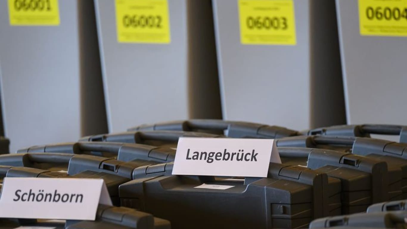 Wahlurnen und Wahlkoffer stehen im Rahmen der Sitzung des Kreiswahlausschusses im Festsaal im Rathaus. Der Ausschuss tritt aufgrund des Verdachts der Wahlfälschung in Dresden zur Landtagswahl in Sachsen zusammen.