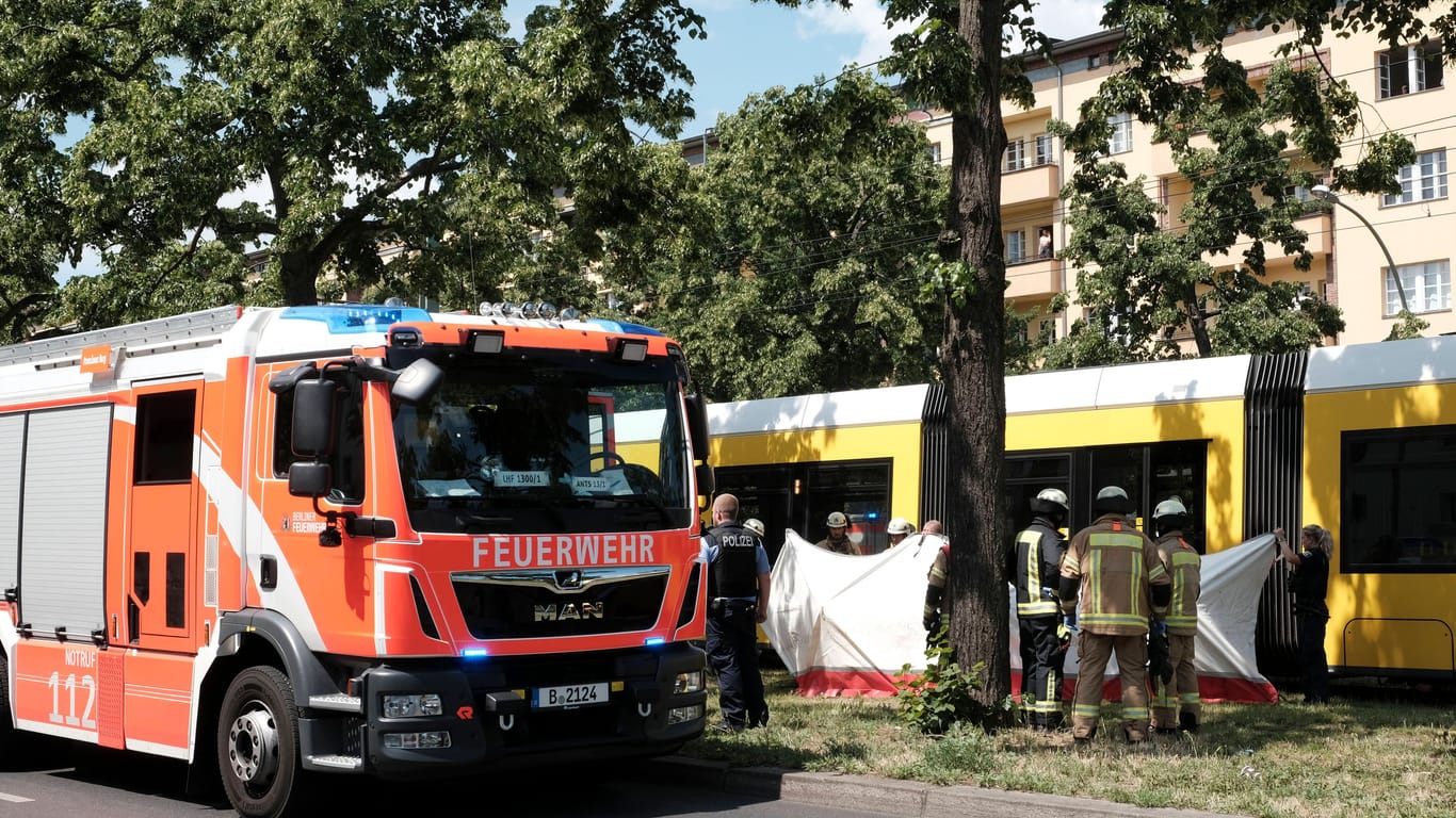 Unfall mit einer Straßenbahn (Archivbild): In Berlin ist eine Person bei einem Unfall ums Leben gekommen.