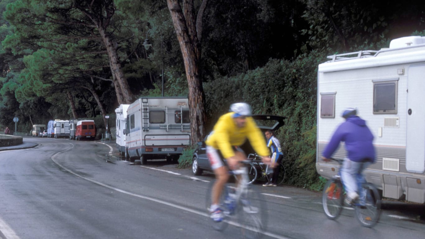 Am Straßenrand abgestellte Wohnmobile (Symbolbild): Das sollten Sie im Herbst zum Ende der Sainson unbedingt beachten.