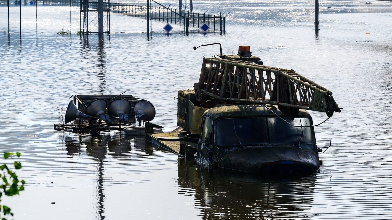 Der überflutete Hafen in Krasny Brezno an der Elbe.