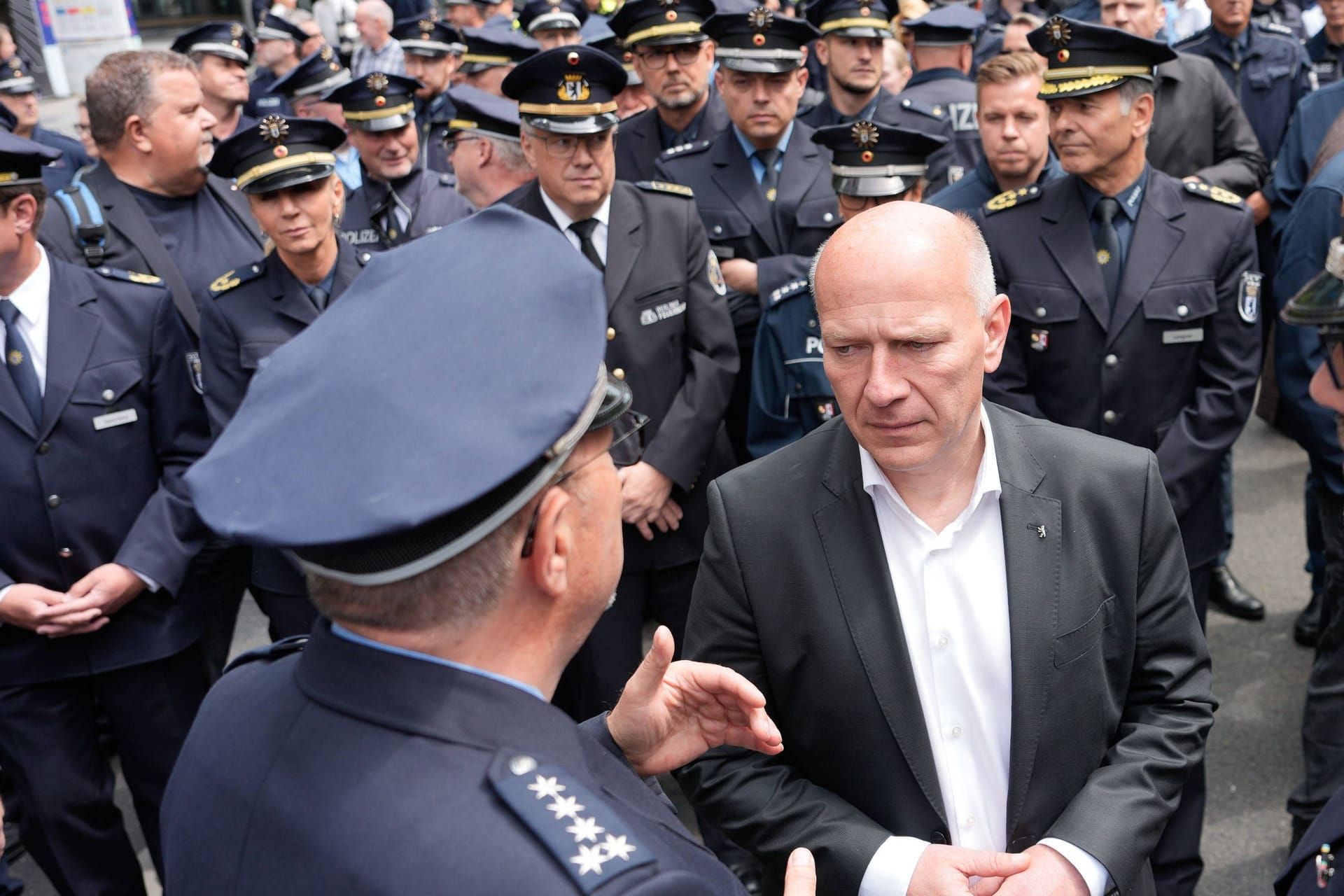 Regierende Bürgermeister Kai Wegner mit Polizisten (Archivbild): Rund 18.600 Vollzeitäquivalente waren im Juni 2024 bei der Berliner Polizei beschäftigt.