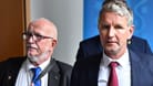 Jürgen Treutler (l) und Björn Höcke (AfD): Der Alterspräsident Treutler leitete die erste Sitzung im neuen Thüringer Landtag.