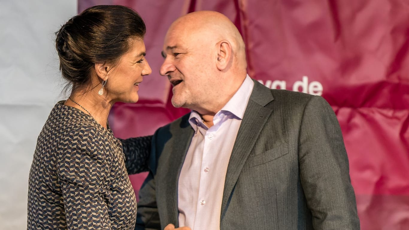 Robert Crumbach zusammen mit Sahra Wagenknecht auf einer Wahlkampfveranstaltung in Cottbus.