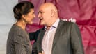 Robert Crumbach zusammen mit Sahra Wagenknecht auf einer Wahlkampfveranstaltung in Cottbus.